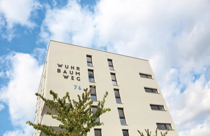 Auch von oben „oho“: Der Sonne entgegen mit einer Solaranlage, auch das Lüftungsgerät „wohnt“ auf dem Dach.  Auch von oben „oho“: Der Sonne entgegen mit einer Solaranlage, auch das Lüftungsgerät „wohnt“ auf dem Dach.